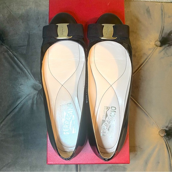 EUC FERRAGAMO Varina Patent Leather Ballet Flats - Size 7 - Picture 2 of 12